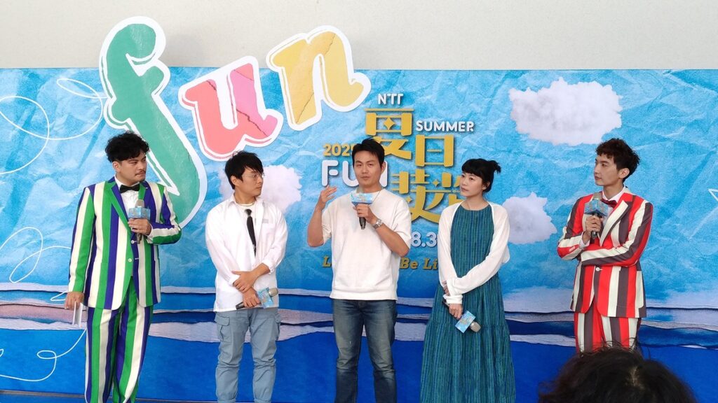 紅潮劇集《當亞斯遇見人魚》詞曲創作暨主演梁允睿、編劇暨導演王靖惇、主演李曼,除了分享創作與心得,更演唱二首劇中歌曲。(圖/陳惠玲攝影)