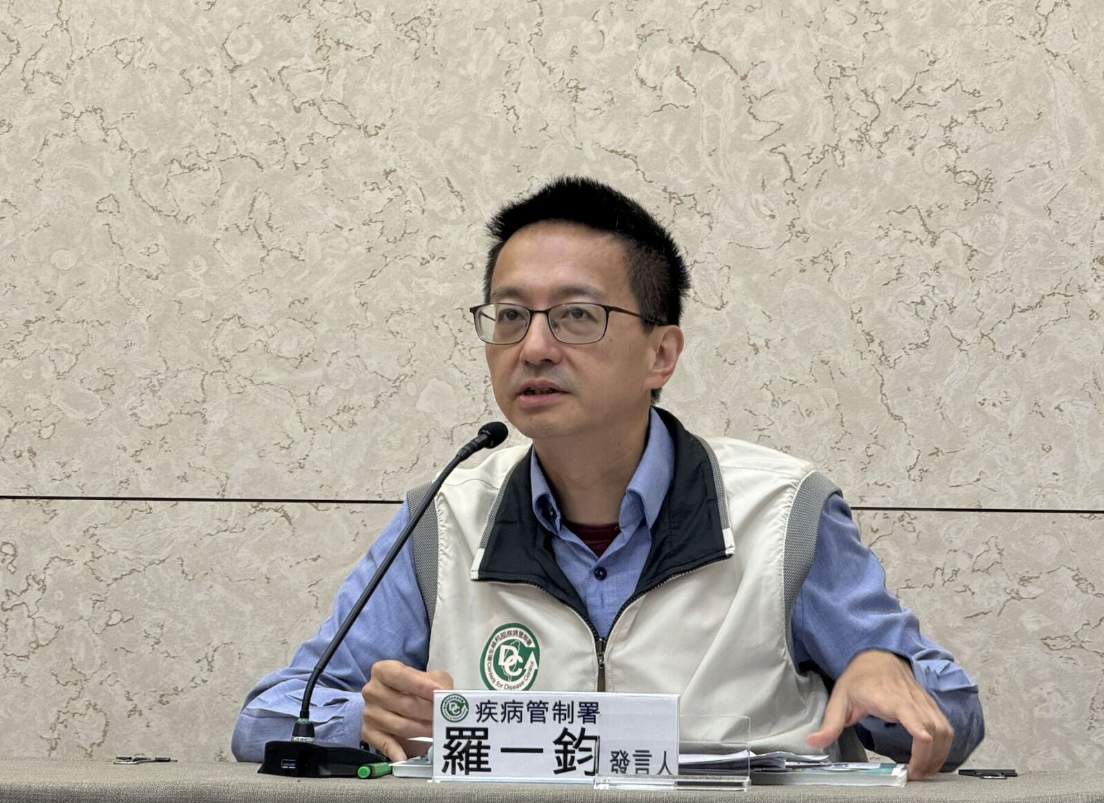 新冠高峰估一路燒到7月! 羅一鈞宣布:進出「三類場所」建議戴口罩 260 新冠高峰估一路燒到7月! 羅一鈞宣布:進出「三類場所」建議戴口罩 259