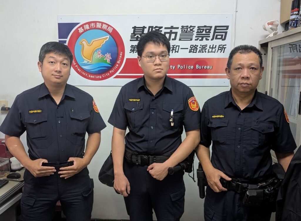 第二分局和一路派出所警員許文明、蕭慶祐、胡賢士(左至右)。(記者薛秀蓮翻攝)