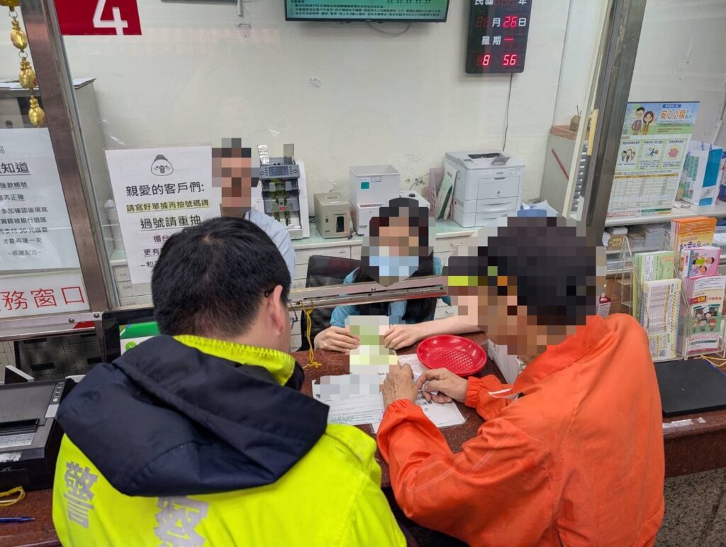 警方現場協助阻止民眾遭詐騙。(記者薛秀蓮翻攝)
