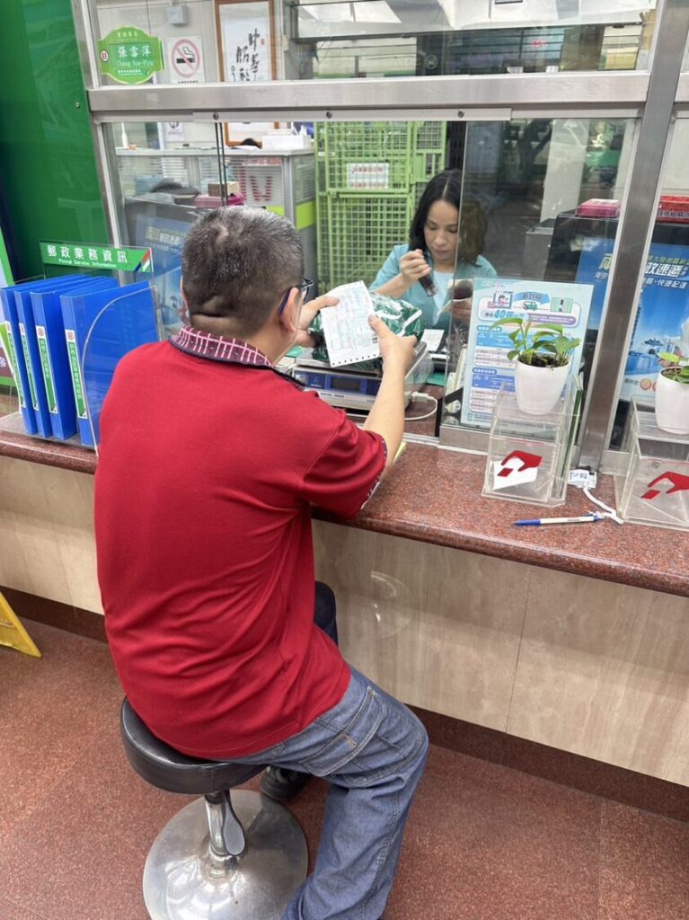 民眾可於郵局窗口或i郵箱交寄回收咖啡膠囊。(圖/基隆郵局提供)