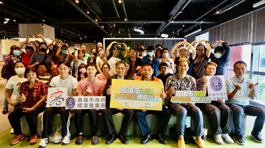 ▲昨(26)於高雄金融科技創新園區舉辦「113年度高雄市市場青年創業補助計畫成果交流分享會」,年輕攤商共同分享市場創業的收獲與心得,副局長林廖嘉宏(左4)、公有市場自治總會理事長李國祥(右4)及攤商等合照。