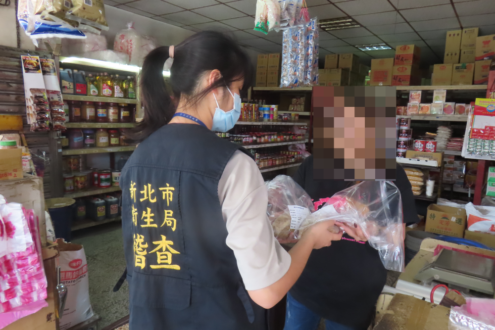 新北抽驗端午應景食品全數合格 免費發放合法添加物 1 《圖說》新北市衛生局至傳統市場抽驗蘿蔔乾。〈衛生局提供〉