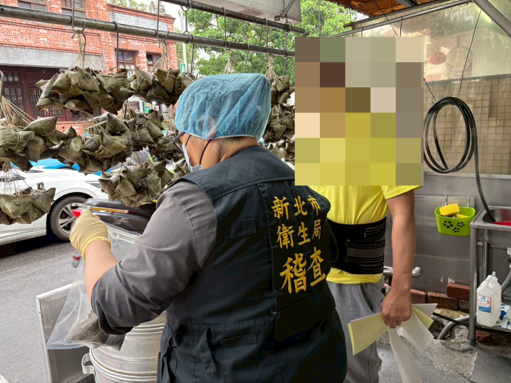 新北抽驗端午應景食品全數合格 免費發放合法添加物 2 《圖說》衛生局至傳統市場抽驗粽子。〈衛生局提供〉