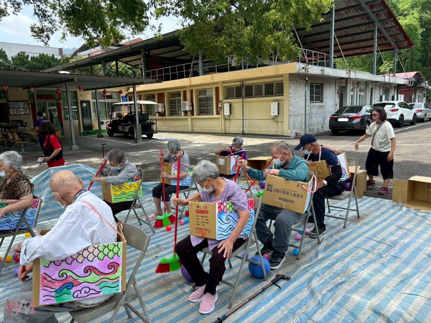 (有影片)/榮家長輩划「陸上龍舟」迎端午 笑聲滿場熱鬧滾滾 - https://www.watchmedia01.com