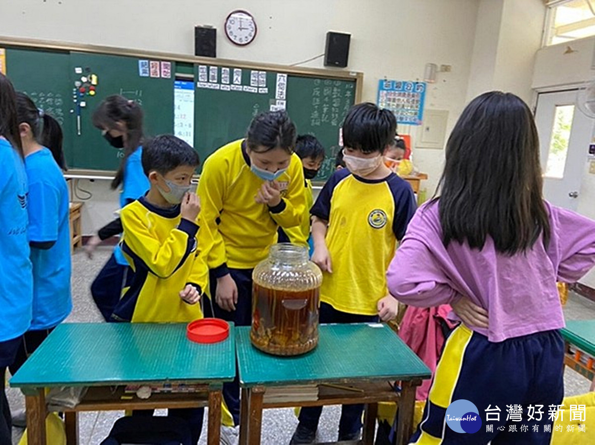 過程中因發酵會產生氣體 學生須轉開瓶蓋2至3次幫助氣體排放