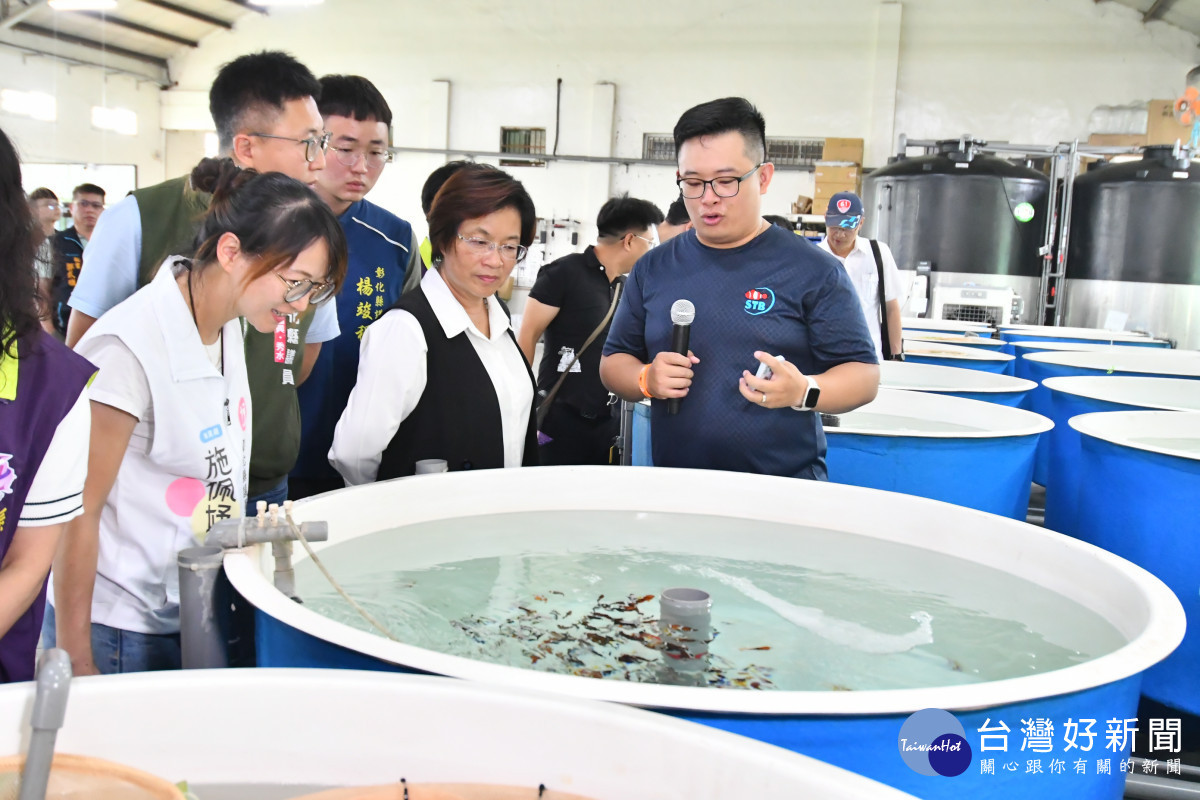 彰化縣長王惠美前往福興鄉盛天合生物科技公司,參訪第34屆全國十大神農獎得主薛雍霖的小丑魚養殖場。圖/記者鄧富珍翻攝