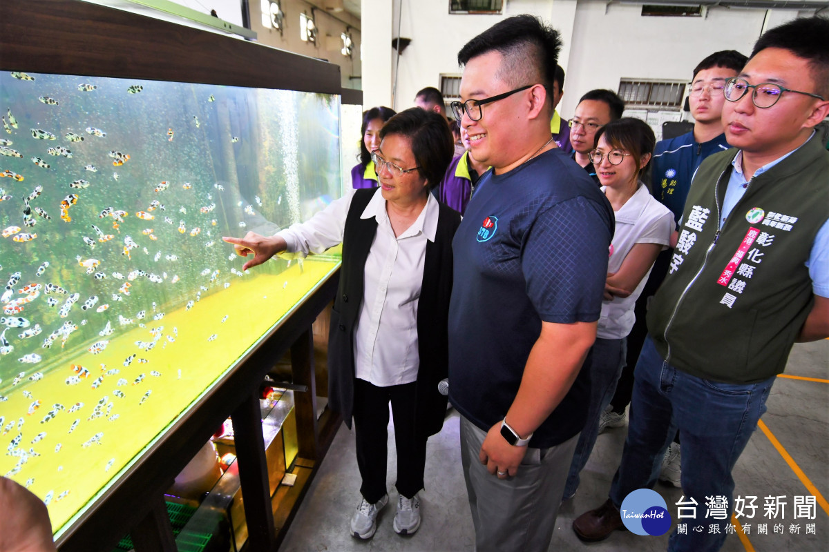 彰化縣長王惠美前往福興鄉盛天合生物科技公司,參訪十大神農獎得主薛雍霖的小丑魚養殖場。圖/記者鄧富珍翻攝