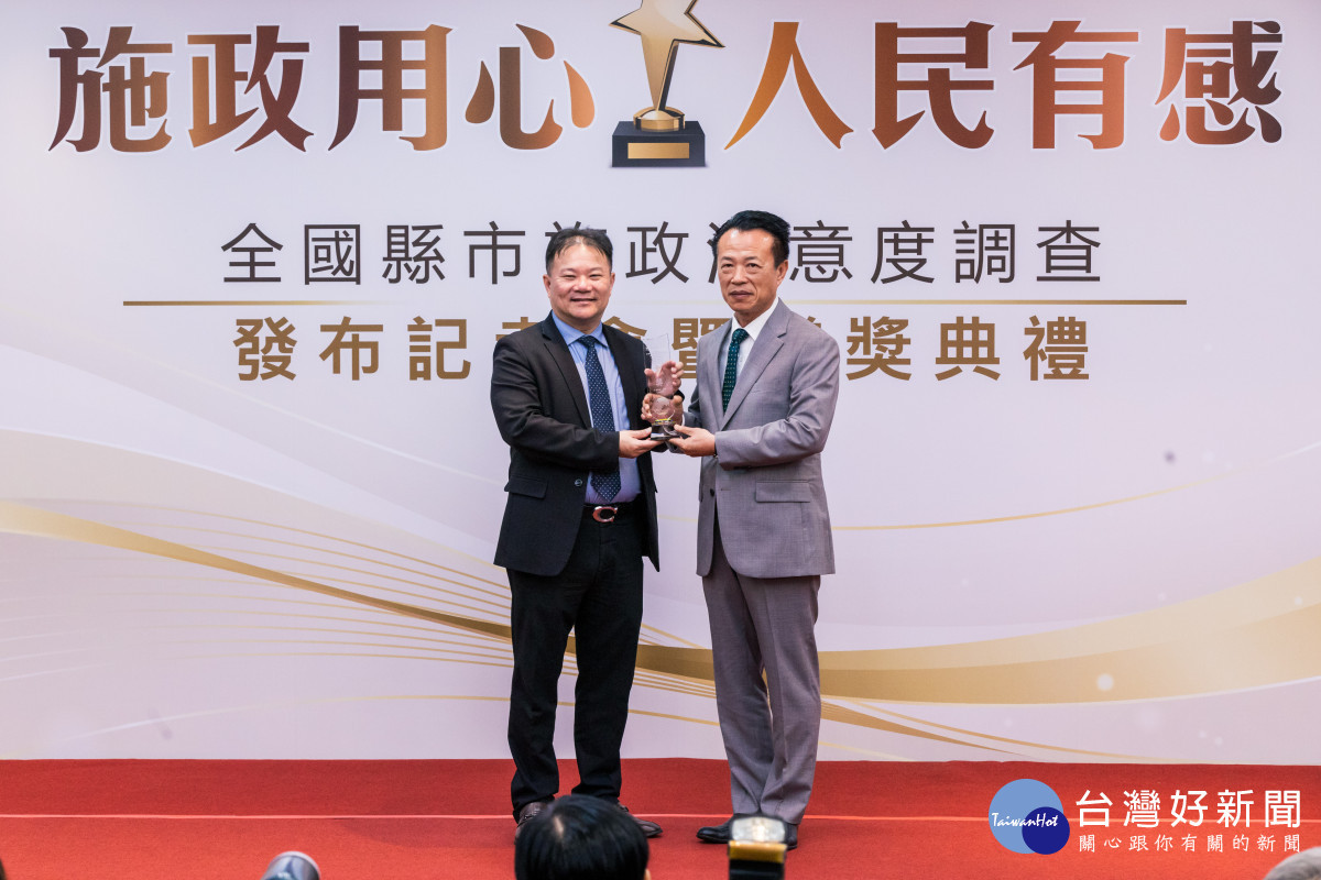 中國時報今天公布2025年全國縣市施政滿意度調查結果，嘉義縣長翁章梁第4度蟬聯縣市長滿意度金獎／嘉義縣府提供