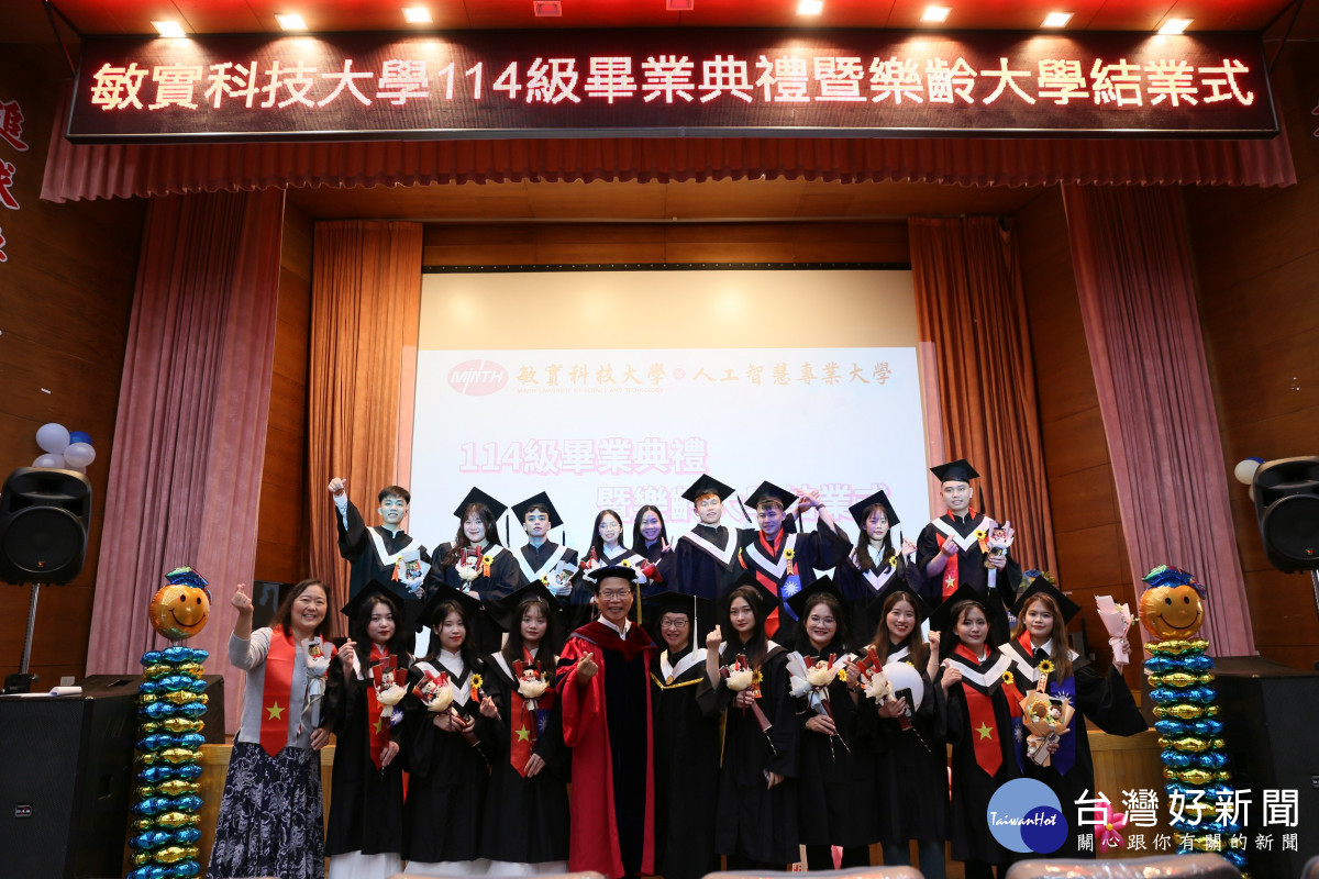 越南生與曾信超校長合影