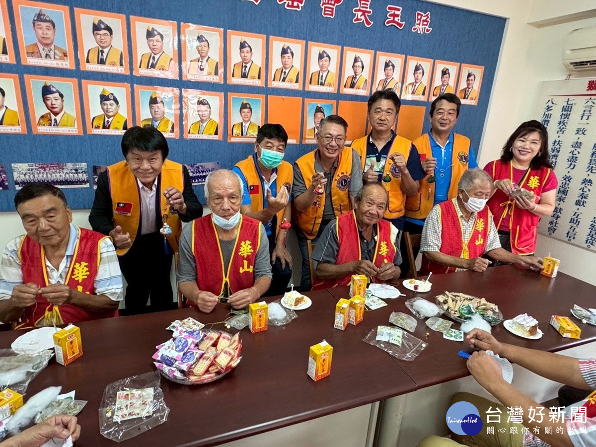 端節獅友偕同長輩縫製香包 歡慶永靖建站14周年
