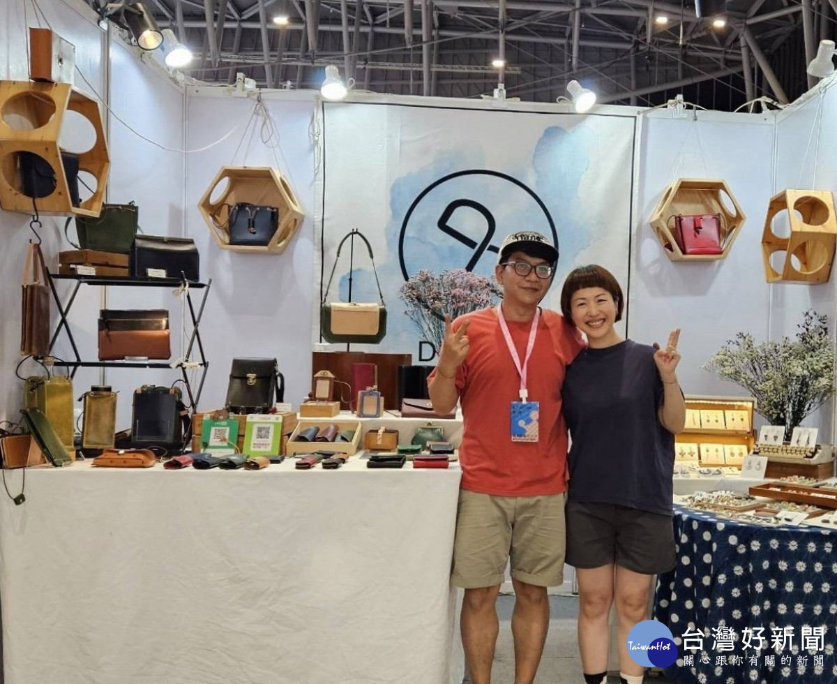 徐晨琳與先生共同創業手作皮件品牌DUAL與Dualive飾品副牌，除自營工作室外，假日也會去市集擺攤。