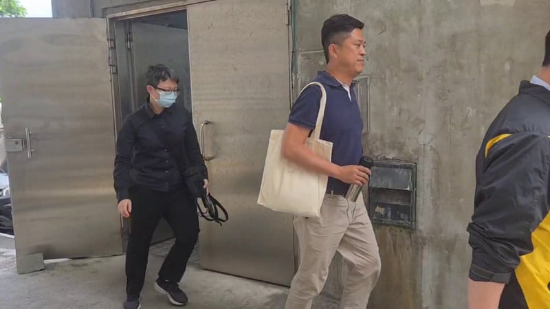 花蓮縣文化局長吳勁毅(中)27日遭檢調帶回偵訊,經檢察官複訊後,依涉犯貪污等罪,遭檢方聲押禁見。 民眾提供