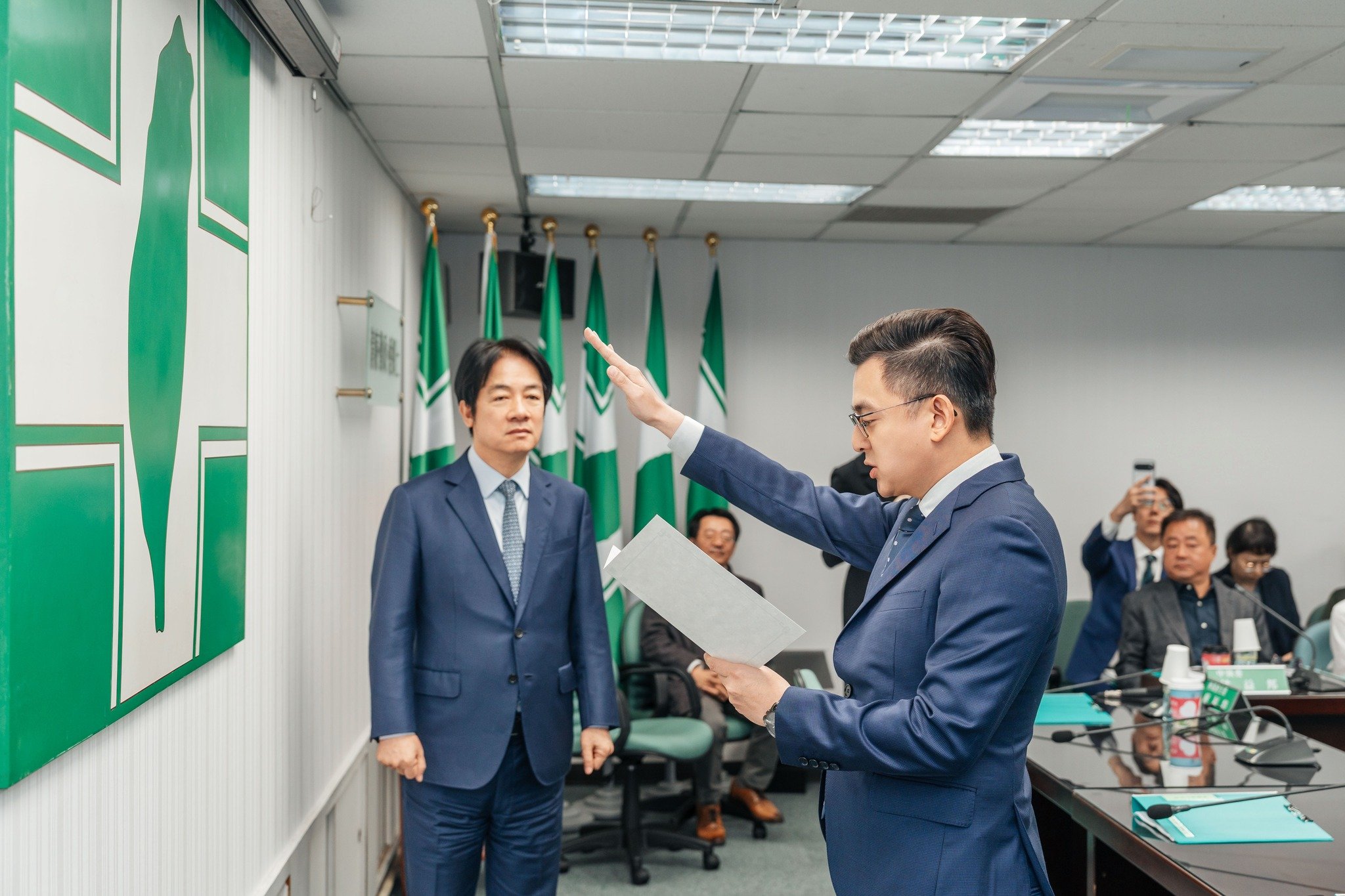 卓冠廷遞補民進黨中執委宣誓就職典禮,由黨主席賴清德親自完成監交。翻攝卓冠廷臉書