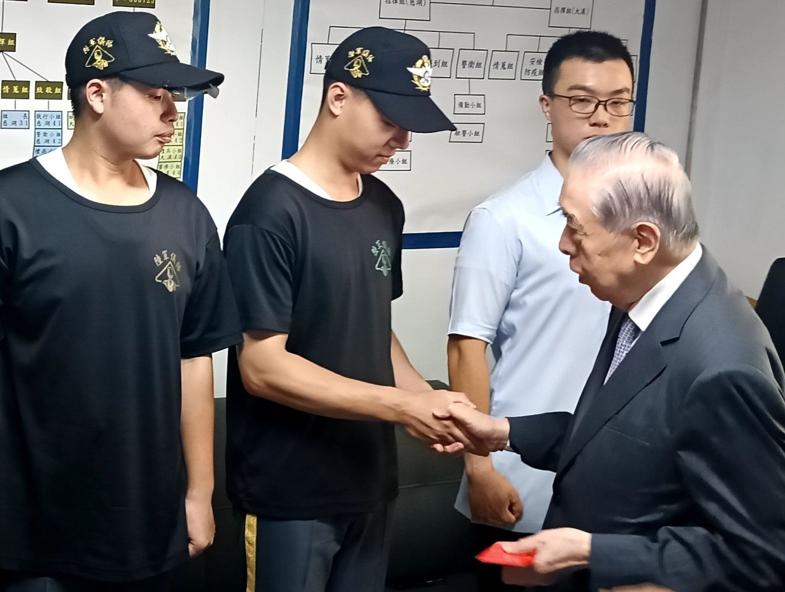 李棟樑慰勉桃園駐軍，感謝官兵守護家園。王烱華攝
