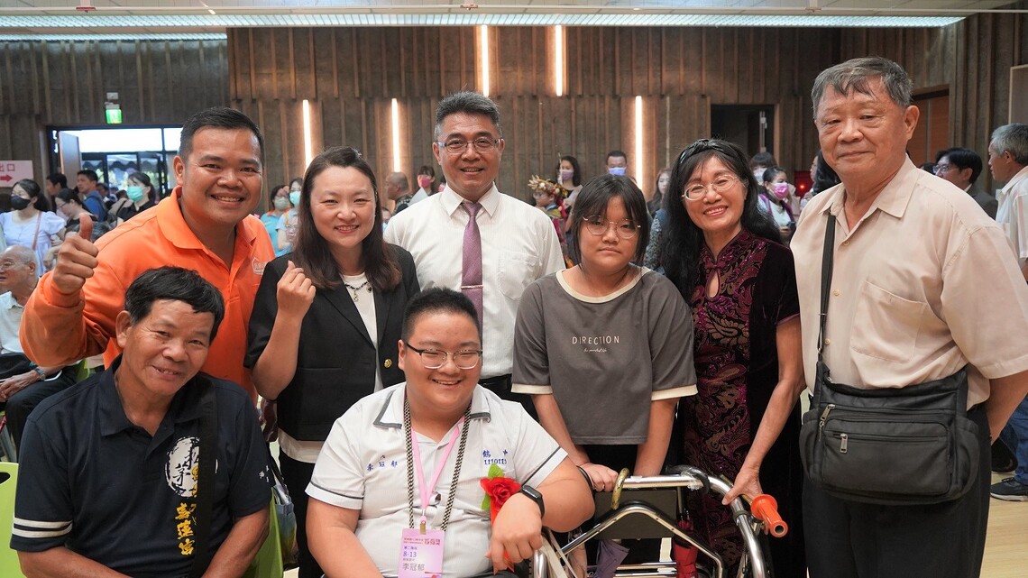 鼓勵學子追求榮耀 周春米親頒縣長獎勉勵