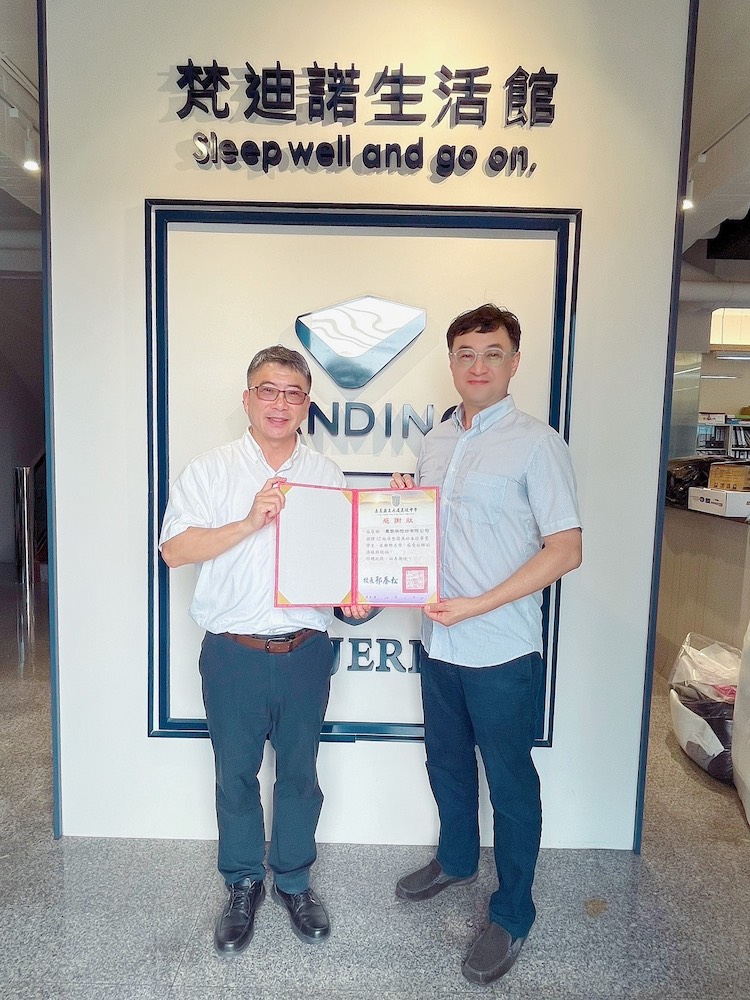 永慶高中校長郭春松(左)為表達感謝之意,特地前往農家樂股份有限公司頒發感謝狀,向張董事長致上最誠摯的敬意。(圖/永慶高中提供)