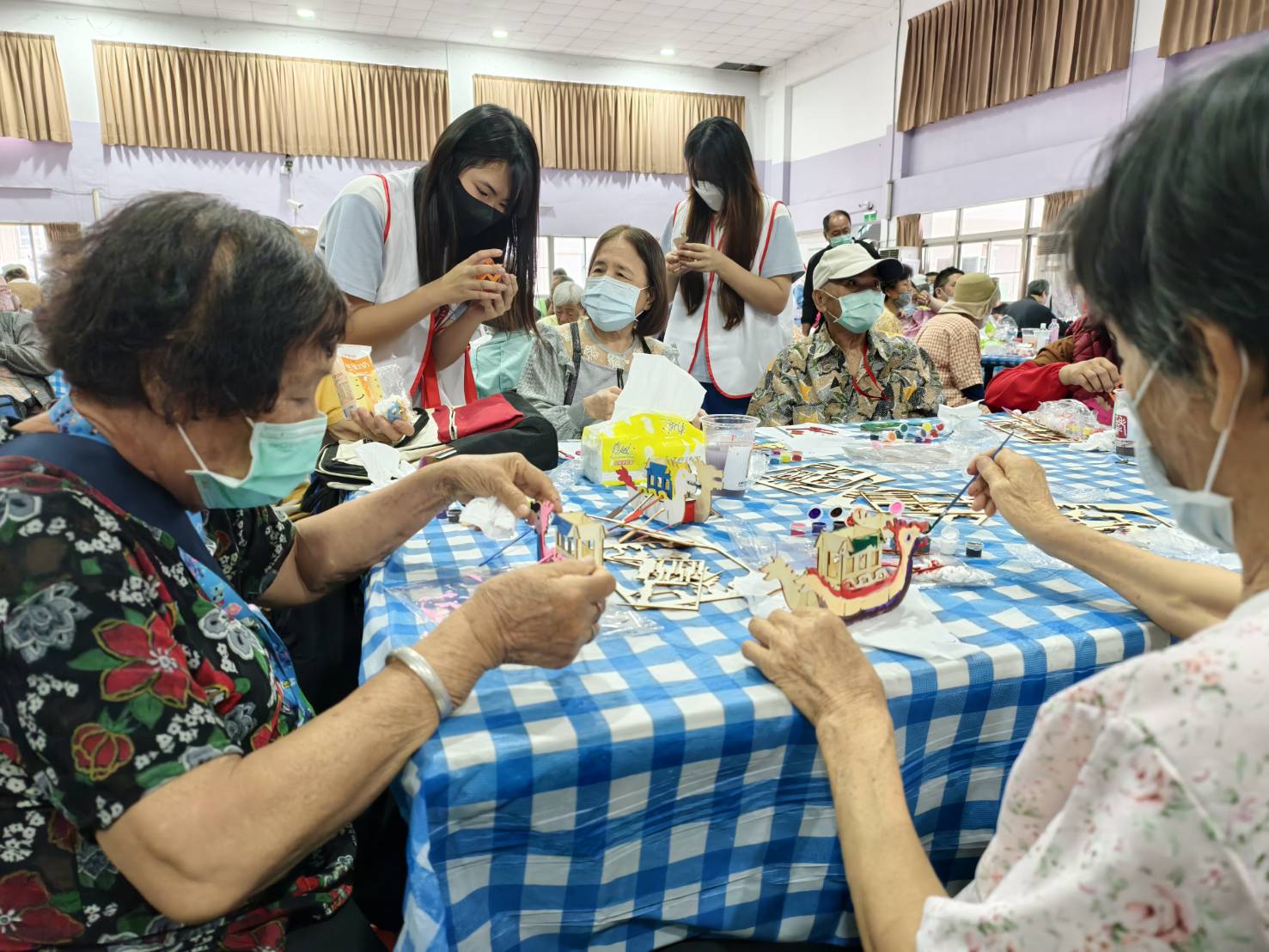 台電高雄區處端午送暖!邀91歲阿嬤畫龍舟!