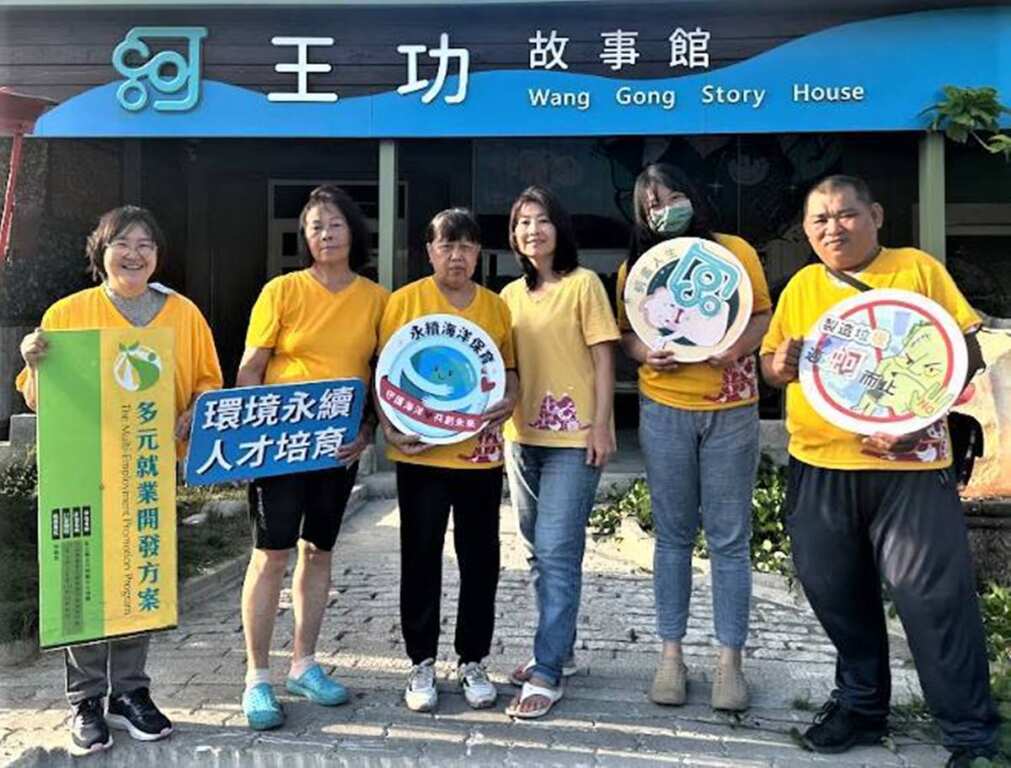▲王功蚵藝文化協會利用海砂、貝殼、浮木創作各種唯妙唯肖的海濱生物，打造寓教於樂的王功故事館。（記者林明佑翻攝）