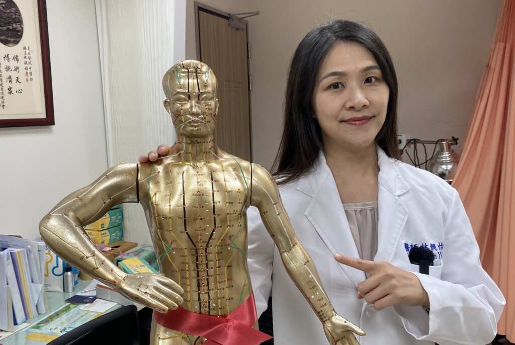 ▲員榮醫療體系員榮醫院中醫部林親怡醫師解說,如何辨證治療久咳不癒的新冠後遺症。(員榮醫院提供)