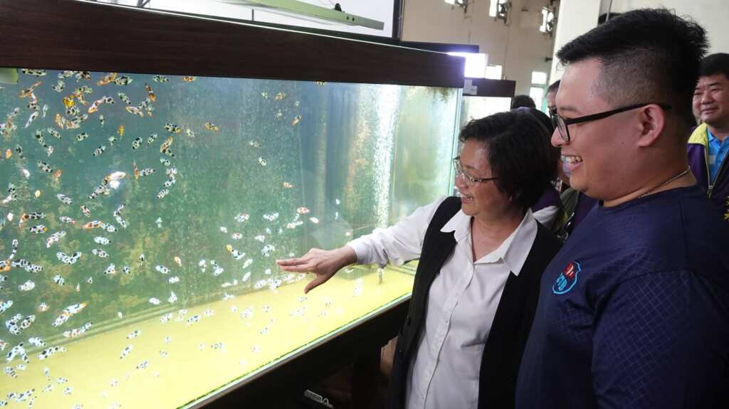 ▲彰化縣長王惠美今日前往福興鄉盛天合生物科技股份有限公司,參訪第34屆全國十大神農獎得主薛雍霖先生的小丑魚養殖場。(記者林明佑攝)