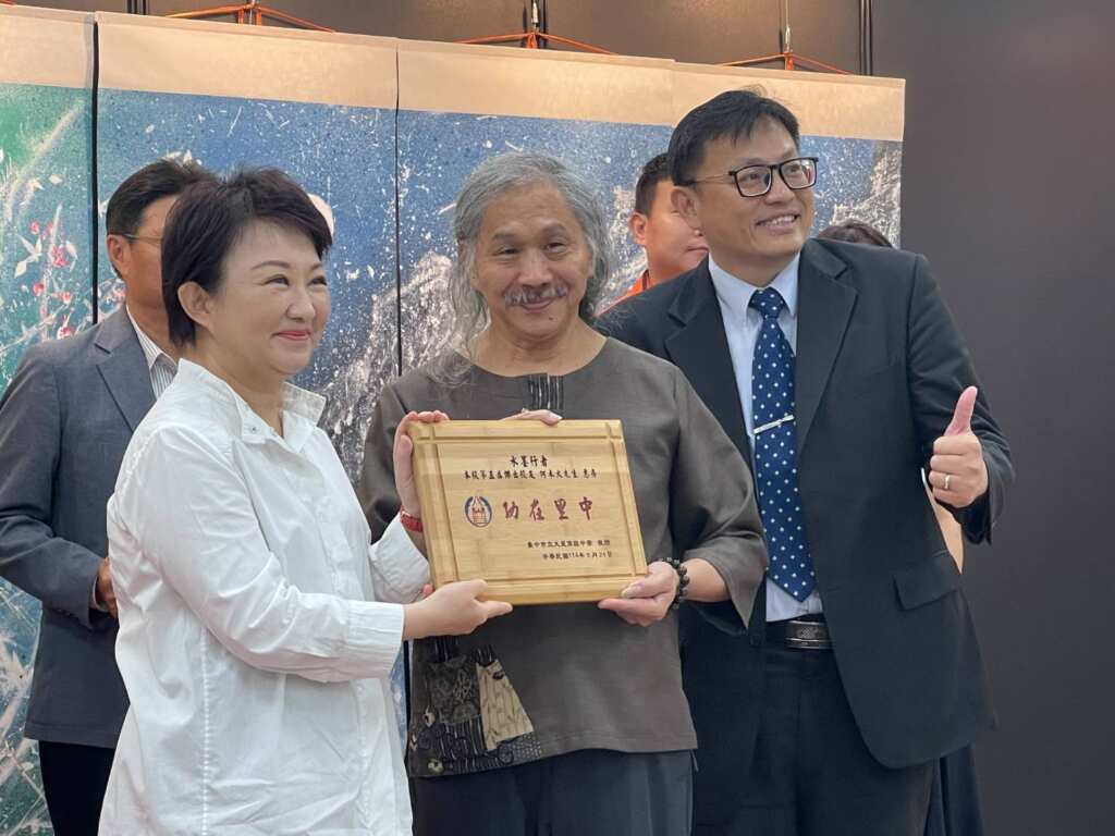 ▲台中市大里高中「多元學習資源中心」啟用,特邀傑出校友,有水墨行者稱號的藝術家何木火,以緣起不滅萬殊之音為主題,展出彩墨畫作。(記者林明佑翻攝)