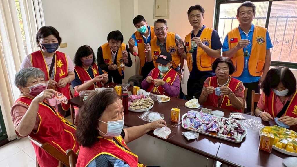 ▲華山永靖天使站14周年慶,攜手永靖獅子會陪長輩手作香包迎端午。(華山基金會永靖天使站提供)