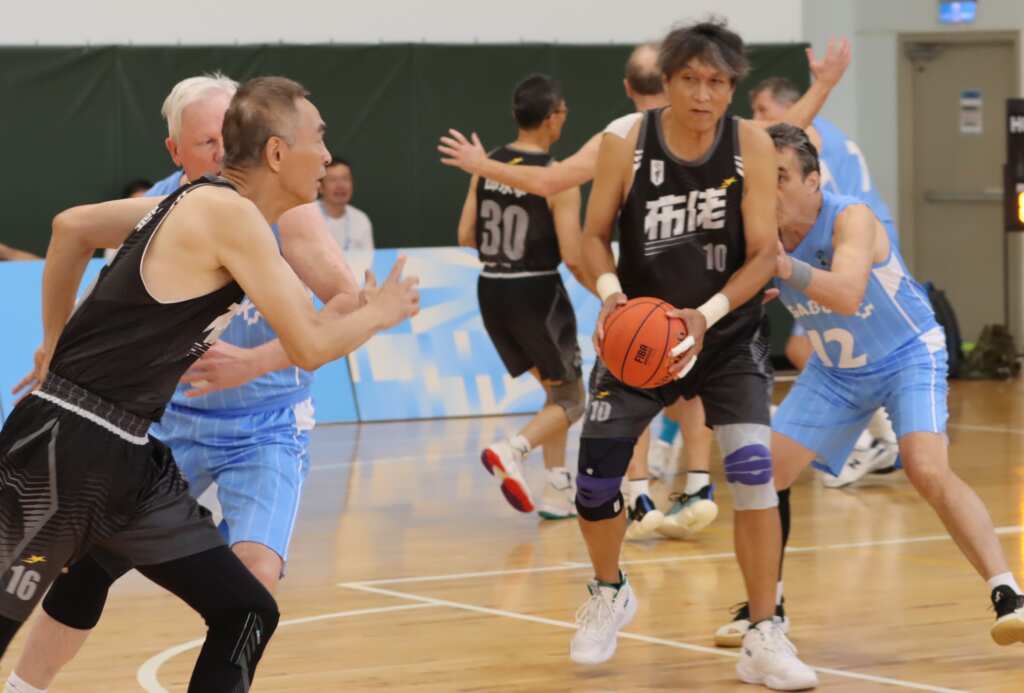 昝家驤(右)和黃偉陽(左)搭配無間，擊敗澳洲，取得65歲冠軍戰資格。 (潘安彥攝影)