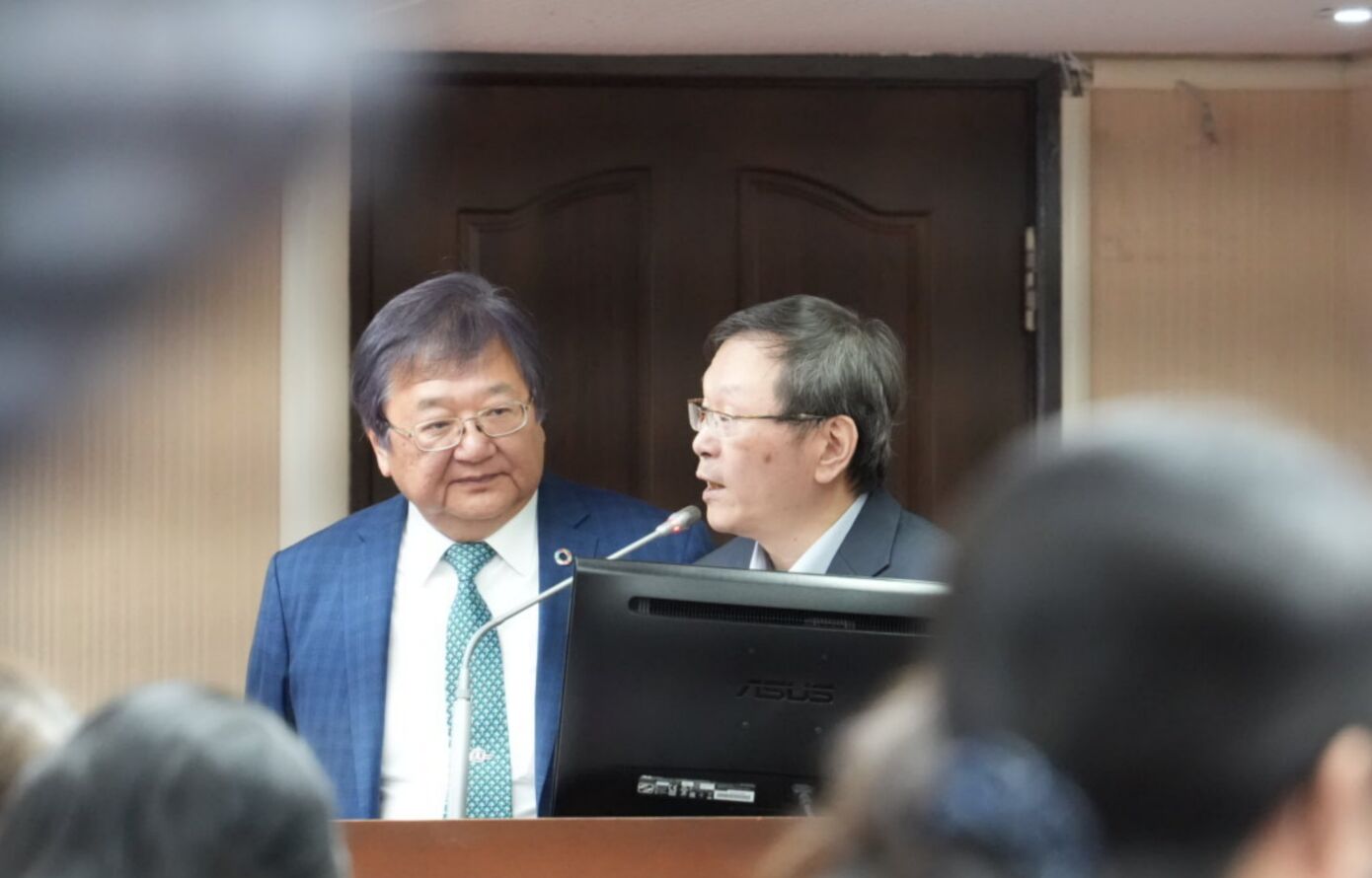 才隔一天新冠疫情又上修! 疾管署曝「燒到8月、確診170萬人」 242 才隔一天新冠疫情又上修! 疾管署曝「燒到8月、確診170萬人」 241