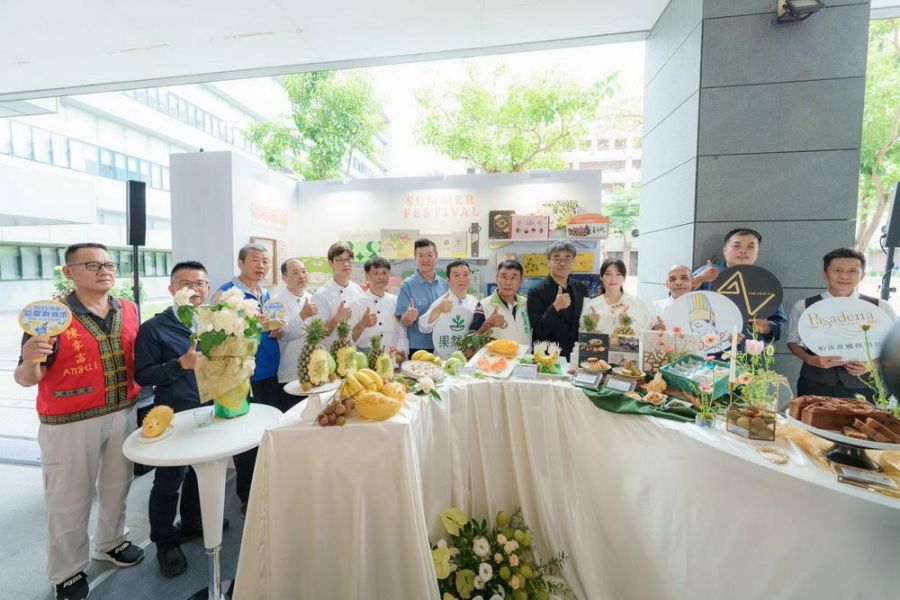高雄夏祭新鮮市登場 李懷仁化身拍賣官百件水果藝術品搶競標