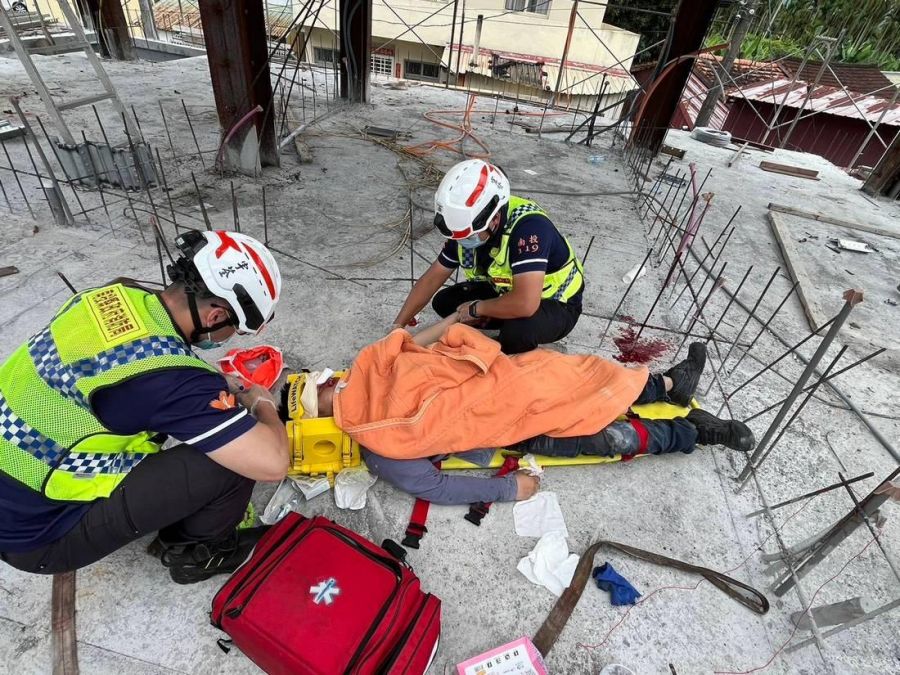 南投縣竹山建築工地 工人遭插入眼窩救護