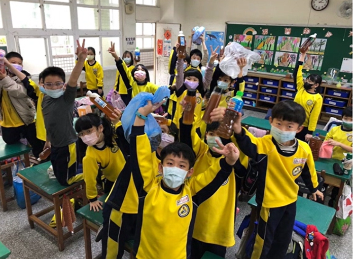 桃園自強國小環境教育融入日常 學童自製橘子皮清潔酵素 職推課程-花藝