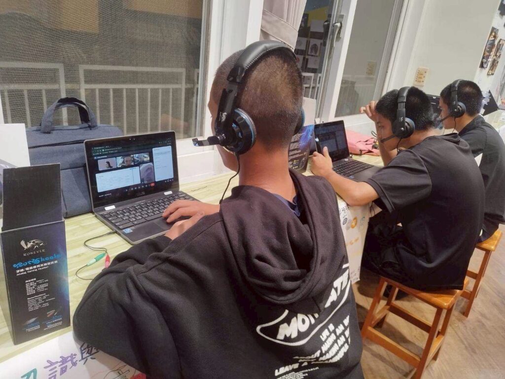 博幼基金會所照顧的宜蘭偏鄉孩童，使用遠雄基金會贈送的耳機，進行線上課程。(圖/遠雄文教公益基金會提供)