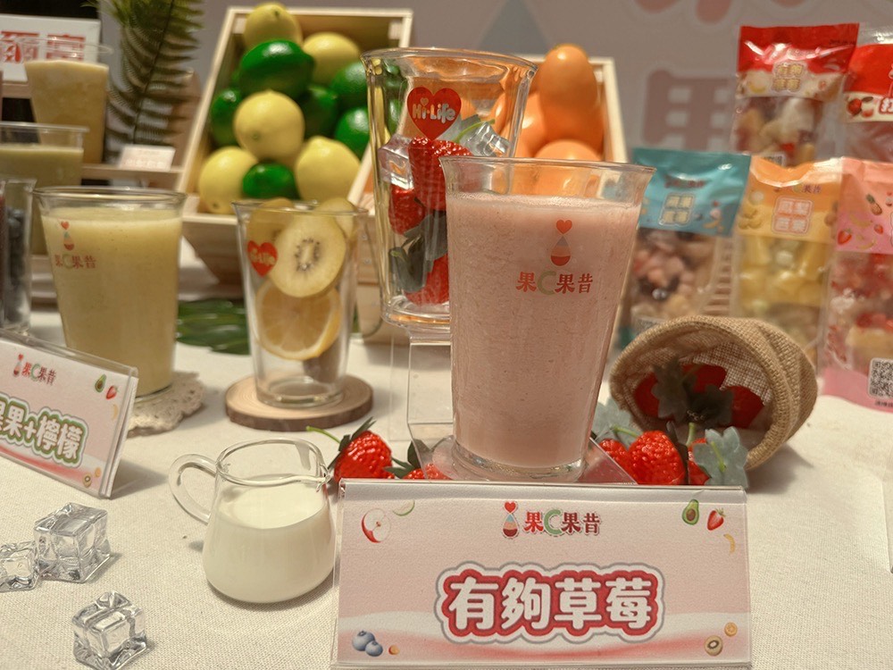 萊爾富果C果昔再推雙新品！夢幻「有夠草莓」搶攻夏日味蕾。(圖/萊爾富提供)