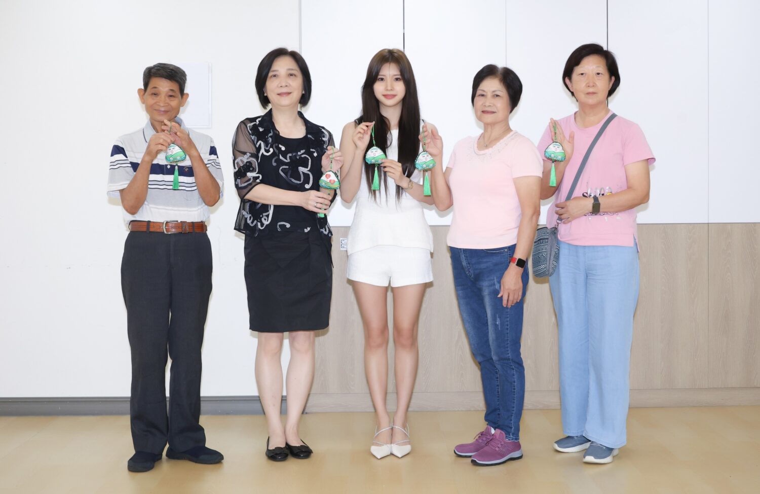 長輩贈親手縫製香包,祝福全恩菲演藝工作順利。(圖/紅心字會 提供)