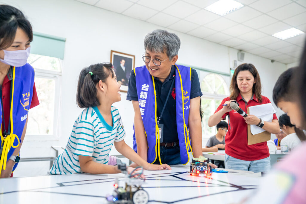 「熱情與陪伴是最棒的禮物」,回歸教育初心。(圖/台積電慈善基金會提供)
