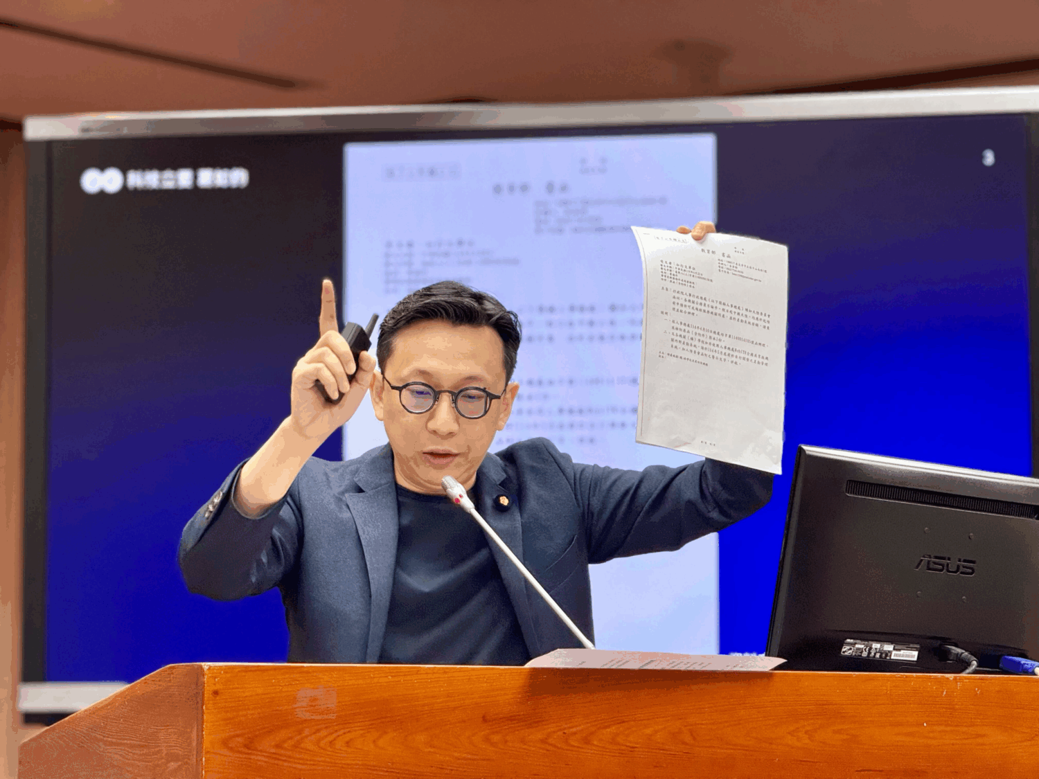 葛如鈞質詢時連續七度追問教育部長鄭英耀「是否持有中國大陸居住證」?(圖/葛如鈞國會辦公室)