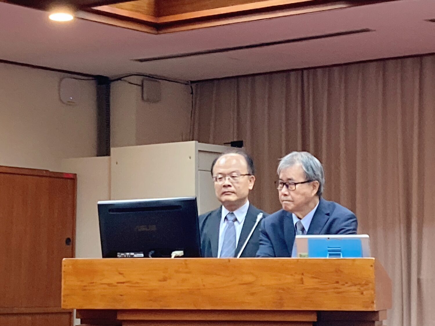 防杜狼師流竄在補教界授課,教育部長鄭英耀當場承諾,未來會更嚴格落實相關管理規範。(圖/張啓楷國會辦公室)