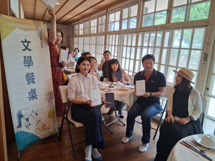 ▲台灣公益CEO協會在虎尾同心公園舉辦《文學餐桌》發表會,在虎尾糖廠提供創意文學餐桌料理試吃,雲林縣府文觀處長陳璧君(左)、虎尾鎮長林嘉弘(右2)、在地台語詩人曾美滿(中)、台灣公益CEO協會秘書長林淑娥(右1)一起餐與文學餐桌。(記者劉春生攝)