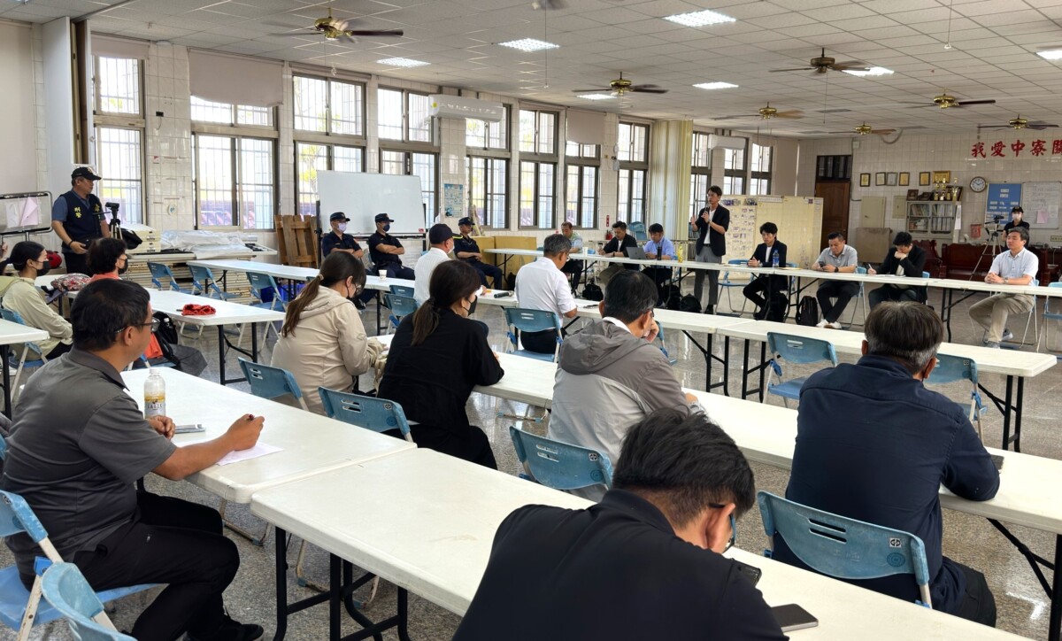 ▲誠新綠能董事長張芳誠親率相關主管出席協調會議(記者劉嘉菲翻攝)