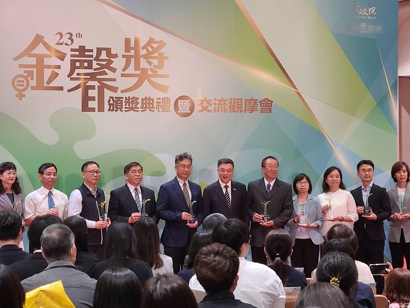 ▲張瑞心參議代表金門縣政府受頒行政院第23屆金馨獎甲等及性別平等進步獎共兩項獎項。
