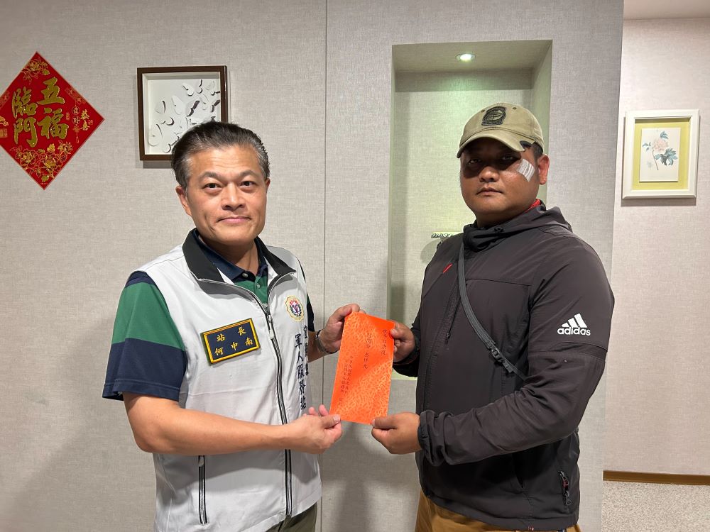 慰問出院返家休養袍澤    宜蘭軍服站祝早日康復