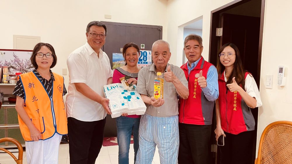 端節關懷榮民眷 新北榮服處鏈結企業團體溫馨送暖 6 《圖說》高齡百歲的柳伯伯精神抖擻地與榮服處及捐贈團體代表合照。〈新北榮服處提供〉