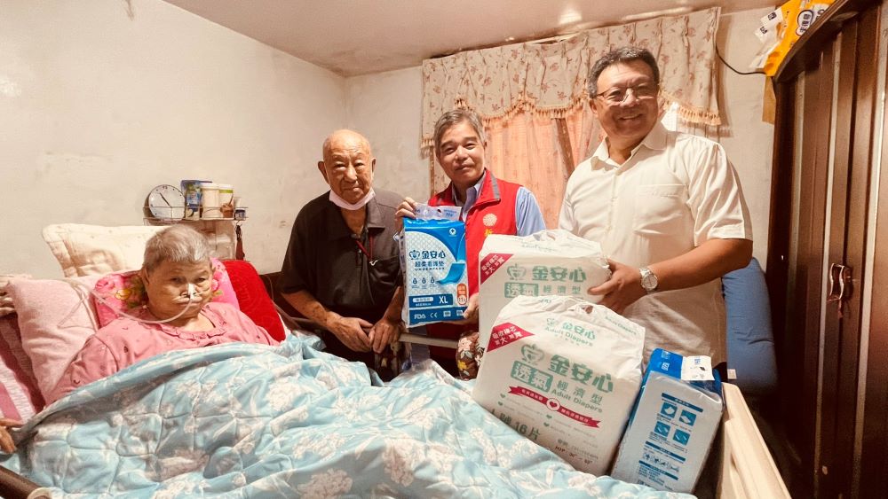 端節關懷榮民眷 新北榮服處鏈結企業團體溫馨送暖 7 《圖說》林振生處長(右二)與梁建國總經理(右一)慰問許阿姨夫婦,轉贈雪中送炭協會的看護墊及尿布等物資。〈新北榮服處提供〉