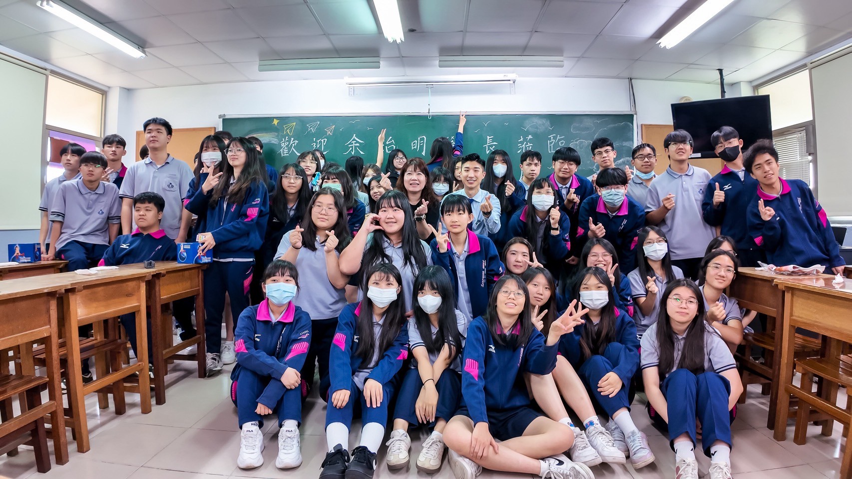 二信高中商經科舉辦校友職涯分享活動 展現跨域實力與國際視野 2 LINE ALBUM 1140522 校友回娘家短講座 250525 56