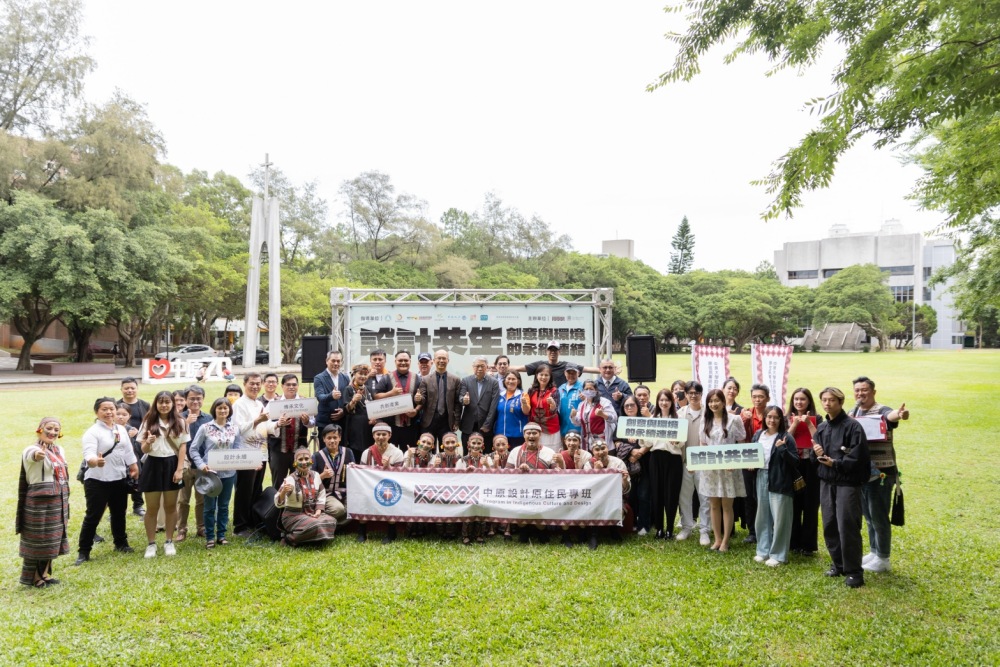 中原大學設計學院原住民專班舉辦113學年度成果展 以設計共生實踐文化永續與社會關懷 3 ▲適逢中原大學70週年校慶,原專班全體師生與貴賓獻唱生日快樂歌。(圖/原專班提供)