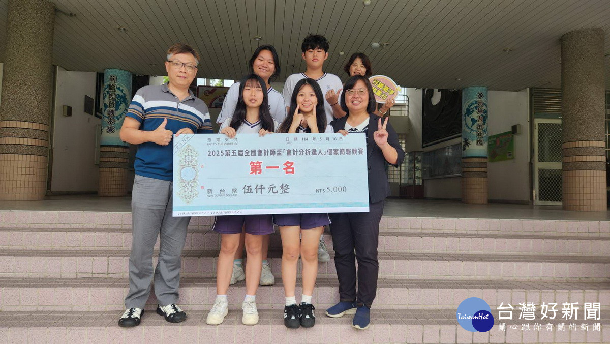 劉校長恭賀同學獲全國第一。(投商提供)<br /><br /> <br /><br />