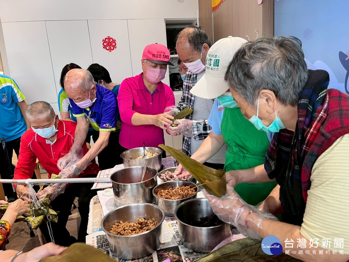 端午佳節傳遞溫情，田中秀和苑日照長輩「包粽」樂。圖／秀傳提供