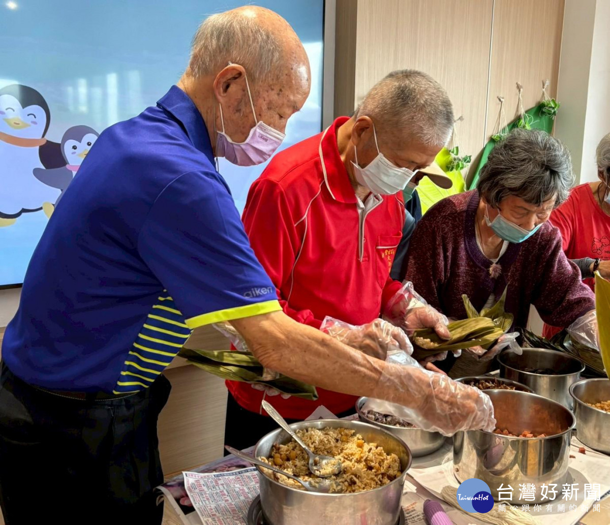 端午佳節傳遞溫情，田中秀和苑日照長輩「包粽」樂。圖／秀傳提供