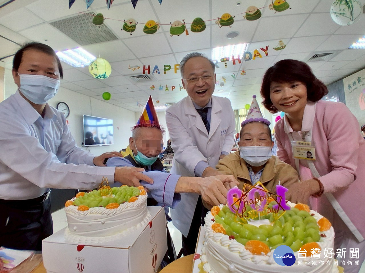 彭家勛院長(中)與壽星一同切蛋糕,祝福長輩身體健康、生日快樂
